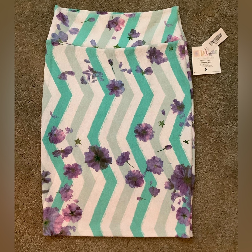 NWT LuLaRoe Cassie Sz Small, Turquoise & White Chevron w/ Purple & Pink Flowers